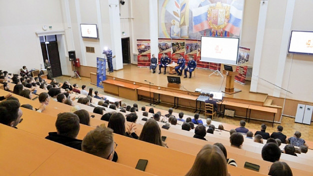 Около 400 студентов пришли на «Диалог с Героями» в Иванове